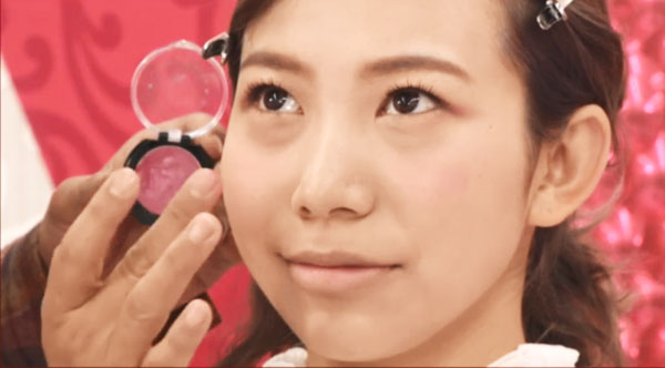 11「チークはクリームタイプを使用して、みずみずしく」。