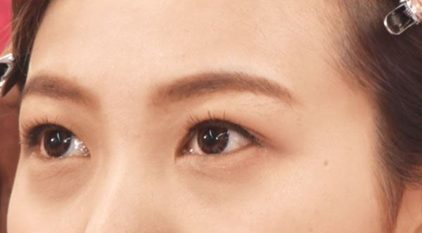 5「アイシャドウは、まぶたを開いた状態で見えるくらいの幅で」。