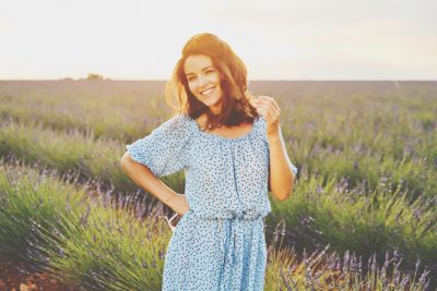 【3月のカラータロット占い】ラッキーカラーは「青」、恋愛運アップは花柄ワンピース！