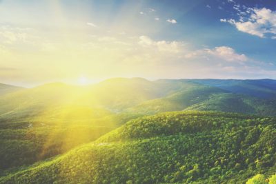 【4月の開運壁紙】恋愛運は「山と太陽」、仕事運は「虹」の写真で運気アップ！