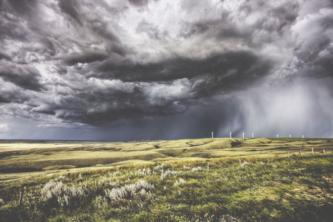 【夢占い】感情が激しく揺さぶられる、巻き込まれて人生計画を変更……嵐の夢が暗示すること