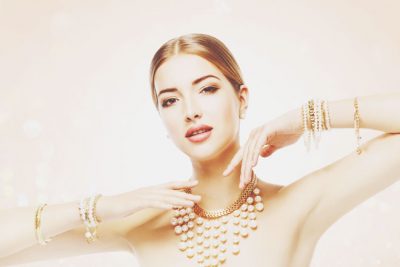 アクセサリーで開運 ！　恋愛運アップは左手にブレスレット！