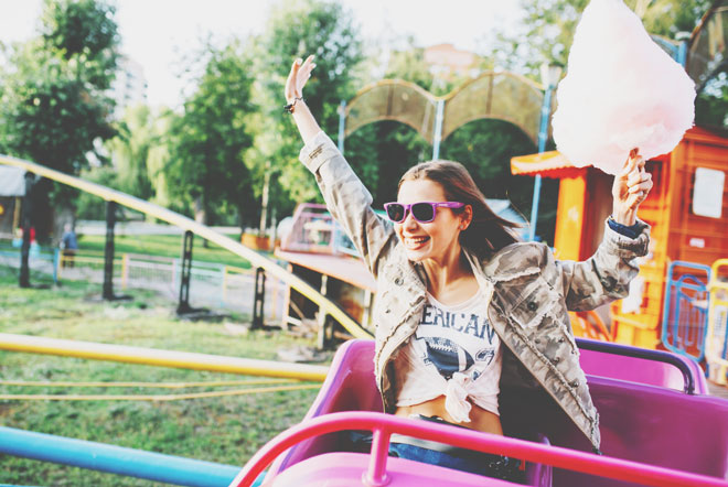 【11月の開運方位】ラッキー方位は「東」、遊園地でスピード感あるアトラクションに乗ろう！