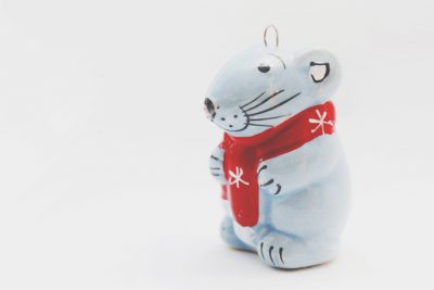 2020年の干支・子の置物を飾って運気アップ！　グレーのねずみ×オレンジの敷物が吉！