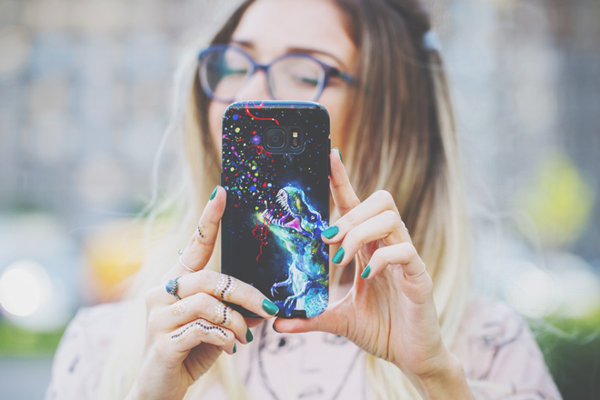 12星座【2020年開運スマホケース】水瓶座は自分らしさをアピールできる個性的なものを！