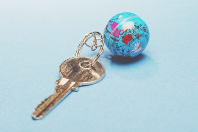 【2月のカラータロット占い】ラッキーカラーは「水色」、恋愛運は地球儀のキーホルダー！