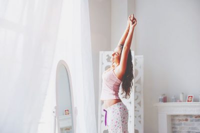 【開運指ヨガ】悩みを解消！　気のめぐりを改善する「やる気のポーズ」