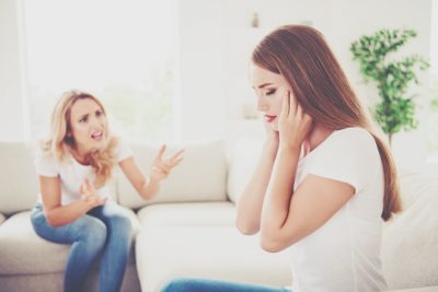 12星座【友達の不倫】あるある　乙女座は「そういう話は聞きたくない！」と耳をふさぐ