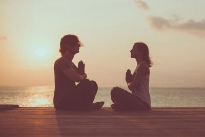 【開運指ヨガ】恋愛成就！　運命の人と強い愛情で結ばれる「ロータスのポーズ」