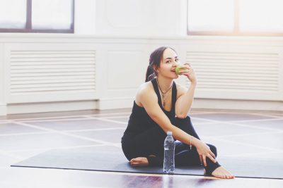 【開運指ヨガ】セクシーな魅力を引き出す「スネークのポーズ」