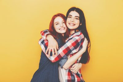 星座グループ別【好きなスキンシップ】蟹座・蠍座・魚座は軽いハグ！