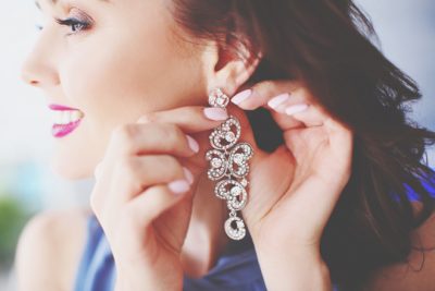 【夢占い】イヤリング＆ピアスの夢が暗示することとは？