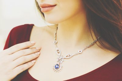 【夢占い】ネックレスの夢はラッキーチャンス到来の予感！　アクセサリーの夢が暗示すること