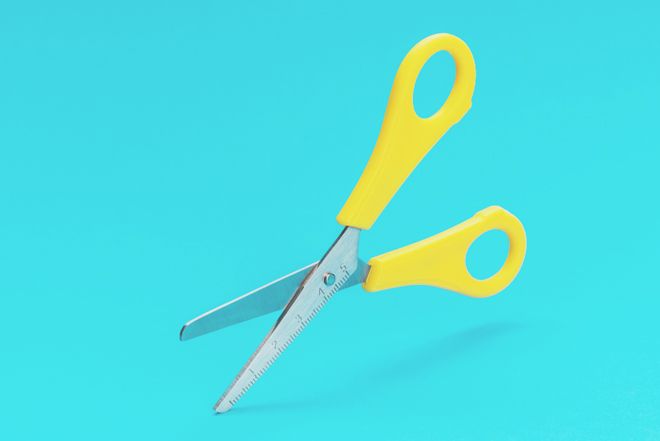 【夢占い】紙を切る夢は親しい人との絶縁のサイン！　ハサミの夢が暗示すること