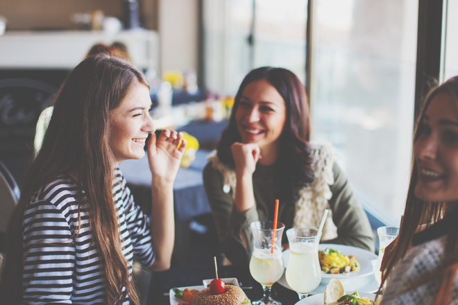 12星座【下ネタを振られたら】射手座は自分の経験を赤裸々に話しちゃう!?