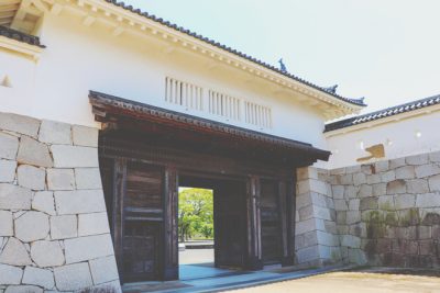 【9月の開運方位】ラッキー方位は「北東」、石垣の連なるお城に訪れると吉！