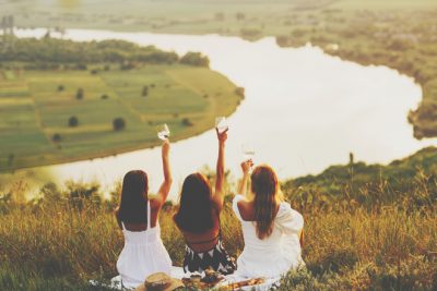 失恋から立ち直る方法7つ　悲しいときは魚座の友達と話す、傷ついた心は川辺で癒やして！