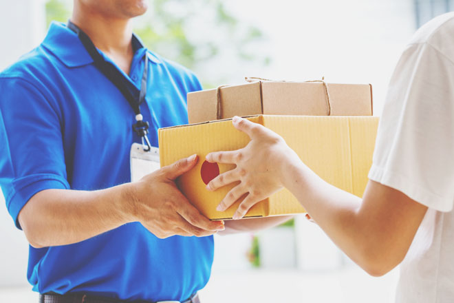 【夢占い】ピンポーンと荷物が届く夢は恋愛成就の知らせ　宅配便・郵便の夢が暗示すること