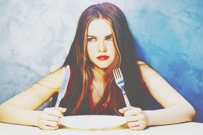 【夢占い】お腹の夢が暗示することとは？