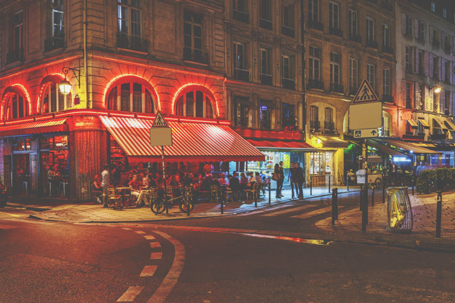 【夢占い】異性と夜道を歩く夢は恋のチャンス到来のサイン！　夜の夢が暗示すること