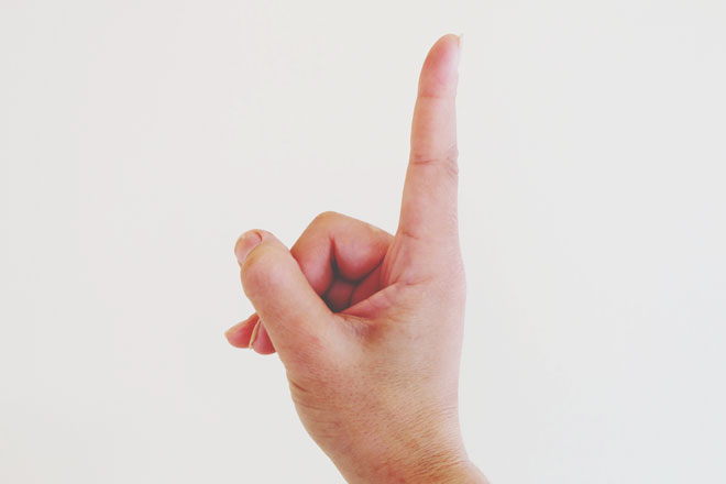 【夢占い】指をケガをする夢はケアレスミスに注意の警告! 指の夢が暗示すること