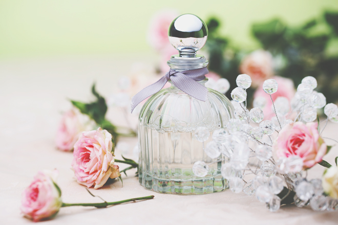 【夢占い】香水をプレゼントされる夢は驚く出会いの予感！　香水・アロマの夢が暗示すること