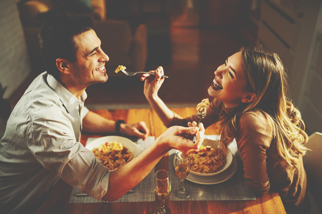 血液型【彼に手料理を作ったら】A型は食べる姿をガン見、B型は「おいしい？」と何度も聞く！