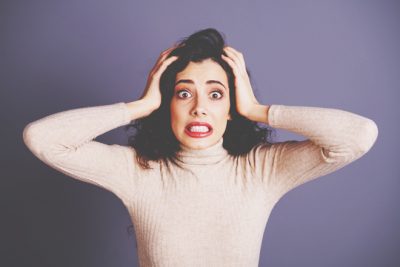 星座グループ別【驚いたときの行動】蟹座・蠍座・魚座はオロオロと慌てる！