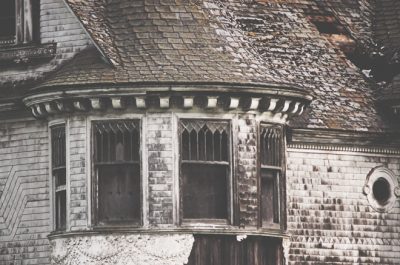 【心理テスト】洋館にたたずむ人物でわかる、あなたの20年後