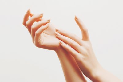 【夢占い】手にまつわる夢が暗示することとは？