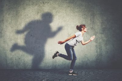 【夢占い】追いかけられる夢は対人ストレスのサイン！　逃げる・追いかける夢が暗示すること