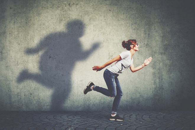 【夢占い】追いかけられる夢は対人ストレスのサイン！　逃げる・追いかける夢が暗示すること