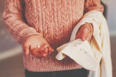 ボタンが取れたら出会いの暗示！　服にまつわるジンクス5つ