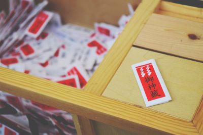 おみくじ＆お守り豆知識　おみくじは結んだほうがいい？