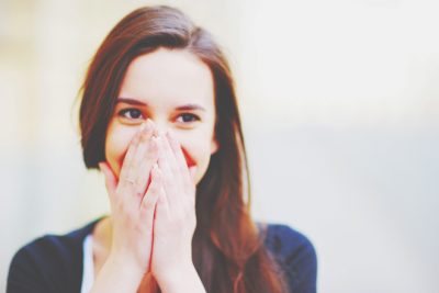 星座グループ別【ウソをついたときのサイン】風の星座はどこかそわそわ！