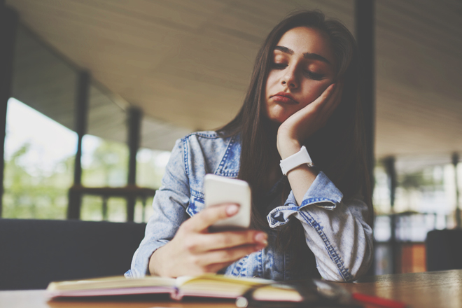 【心理テスト】大嫌いな人からの誘い、受ける？　断る？　答えでわかる満たされない原因