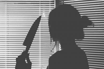 【夢占い】刺す・刺される夢が暗示することとは？