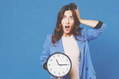 【夢占い】遅刻する夢が暗示することとは？