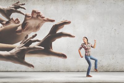 【夢占い】何かに追われる夢が暗示することとは？