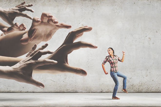 【夢占い】追ってくる動物は自分の分身！　何かに追われる夢が暗示すること