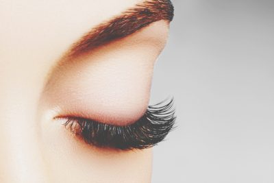 【夢占い】まつげが印象的な夢はモテの予感！　美容にまつわる夢が暗示すること