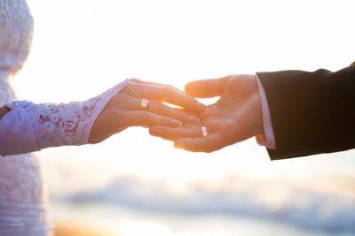 【手相占い】結婚線の見方と意味は？ 年齢、回数、玉の輿婚の可能性も