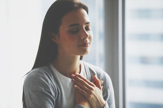 著名人からの信頼が厚い祈祷師びびこ！あなたの「宿命」について占います。