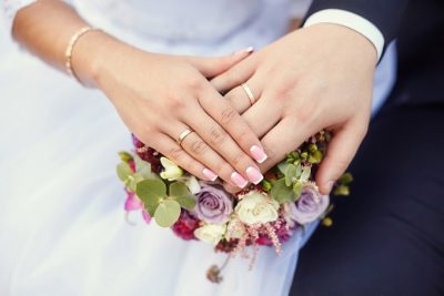 ハリセンボン春菜が交際0日婚へ！　相手は仲良しの芸人？　人気占い師の結婚占い
