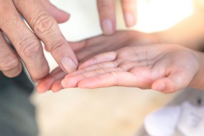 【手相占い】線の濃さで子どもの将来がわかる手相「子ども線」とは？