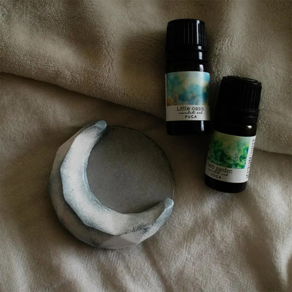 三日月のアロマストーンとエッセンシャルオイルのセット