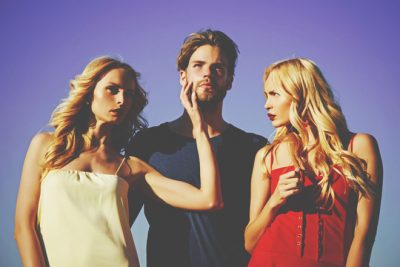 星座グループ別【三角関係に陥ったら】牡牛座・獅子座・蠍座・水瓶座は絶対に譲らない！