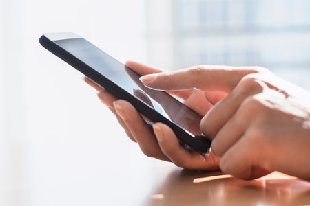 スマホの持ち方でわかる恋人の扱い方　両手の人は恋人を大事にする！