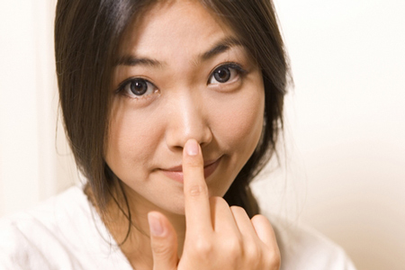 会話中、顔を触る人はウソをついている!?　ウソつきがする5つの行動パターン