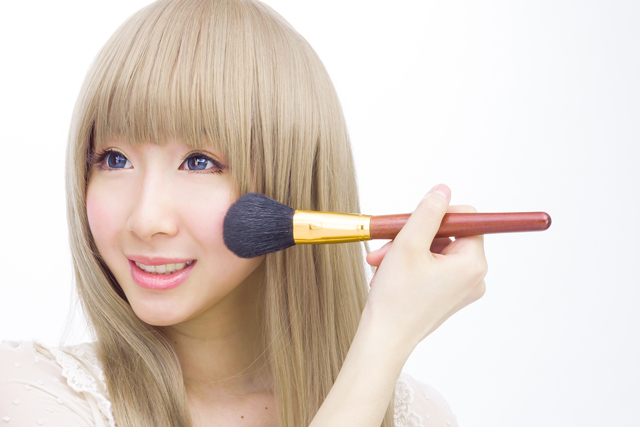 困り眉、すっぴん風、涙袋、病弱フェイス……運気を下げるNGメイクはどれ？